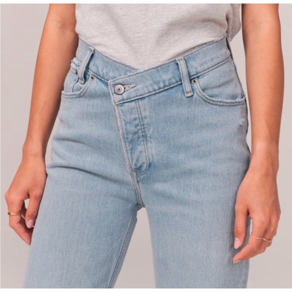 Abercrombie Curve Love Asymmetrical Waist Dad Jeans Light Wash 6 Short - Picture 3 of 14